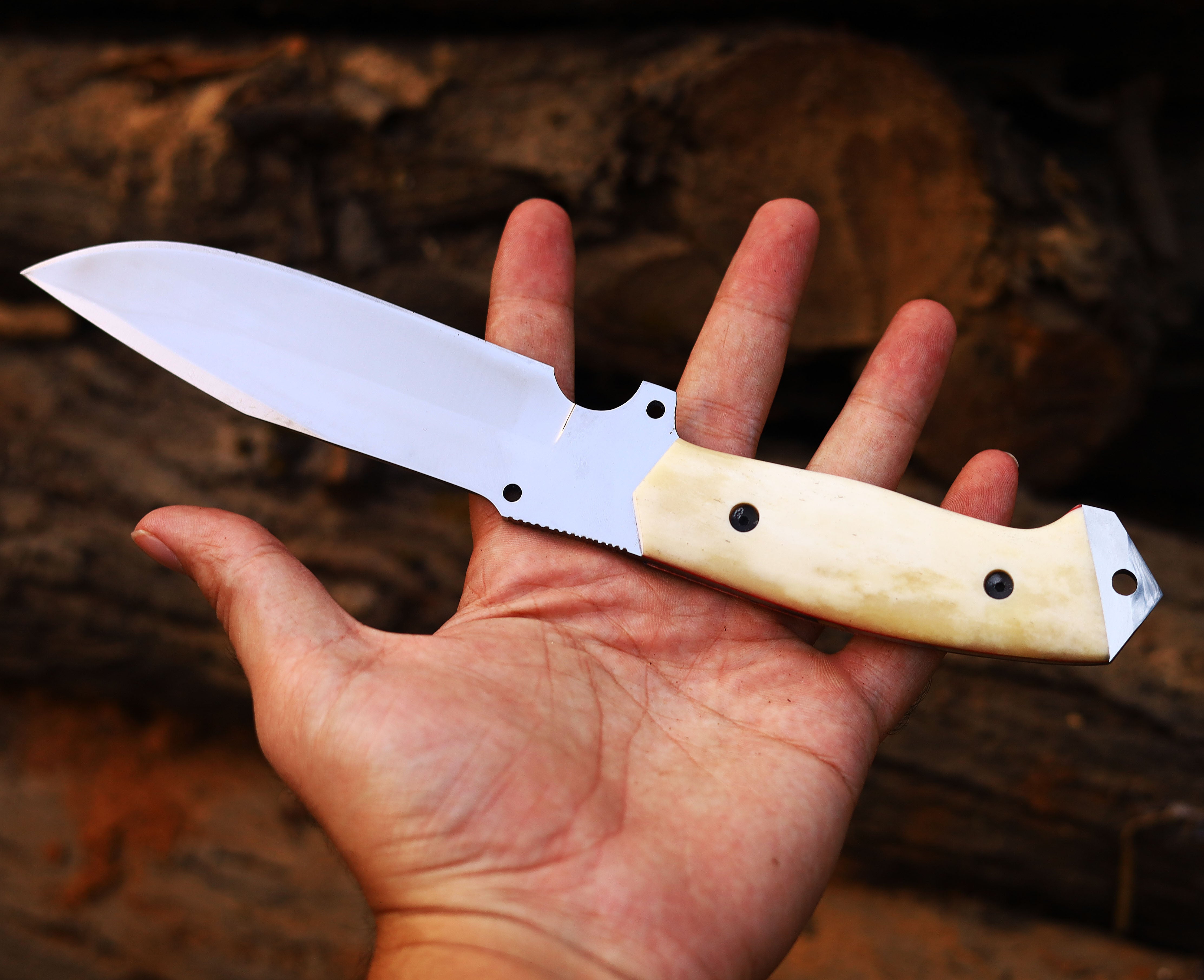 Handmade High Carbon Stainless Steel Hunting Knife - Precision Craftsmanship for Superior Outdoor Performance