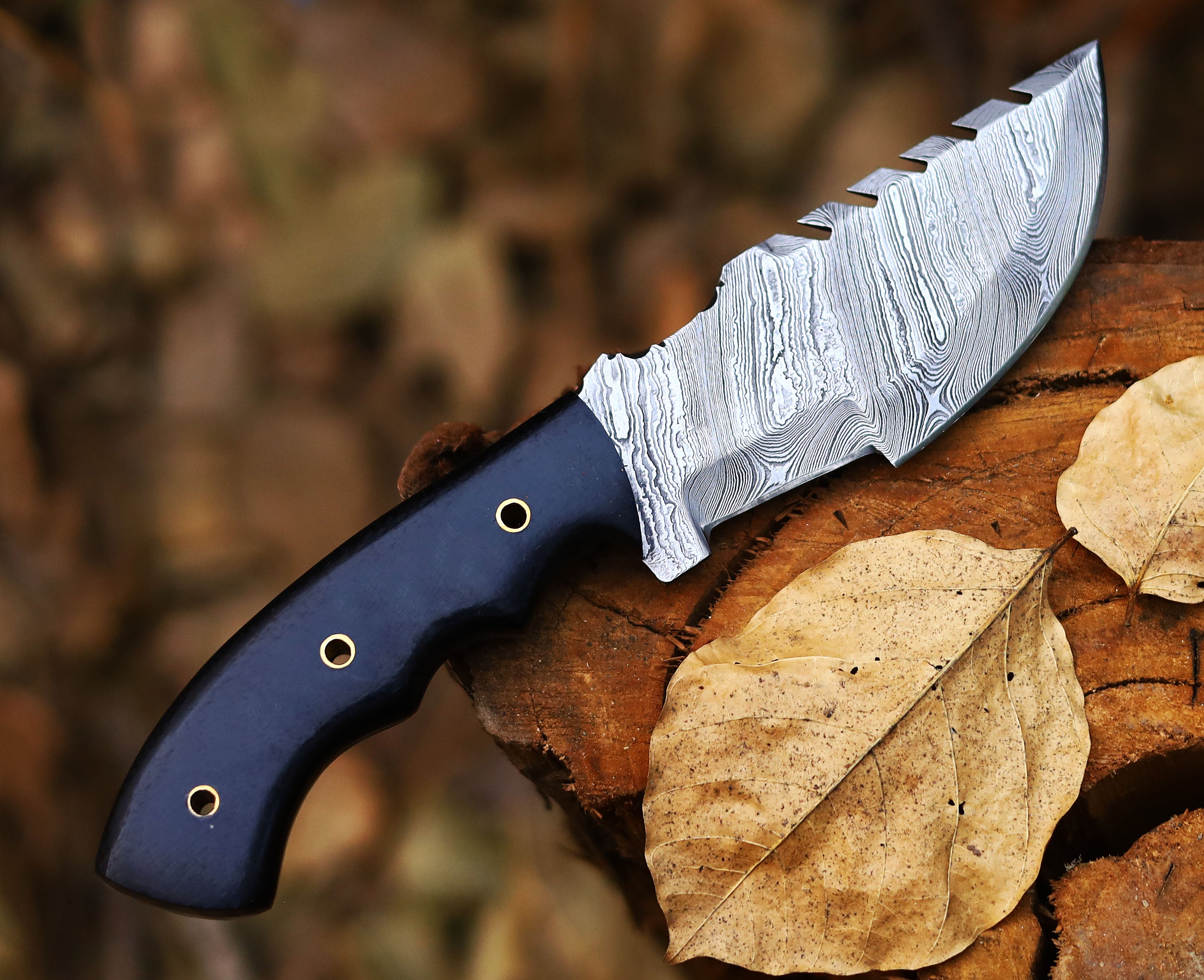 Handmade Damascus Steel Hunting Knife - Exquisite Craftsmanship for Precision and Elegance