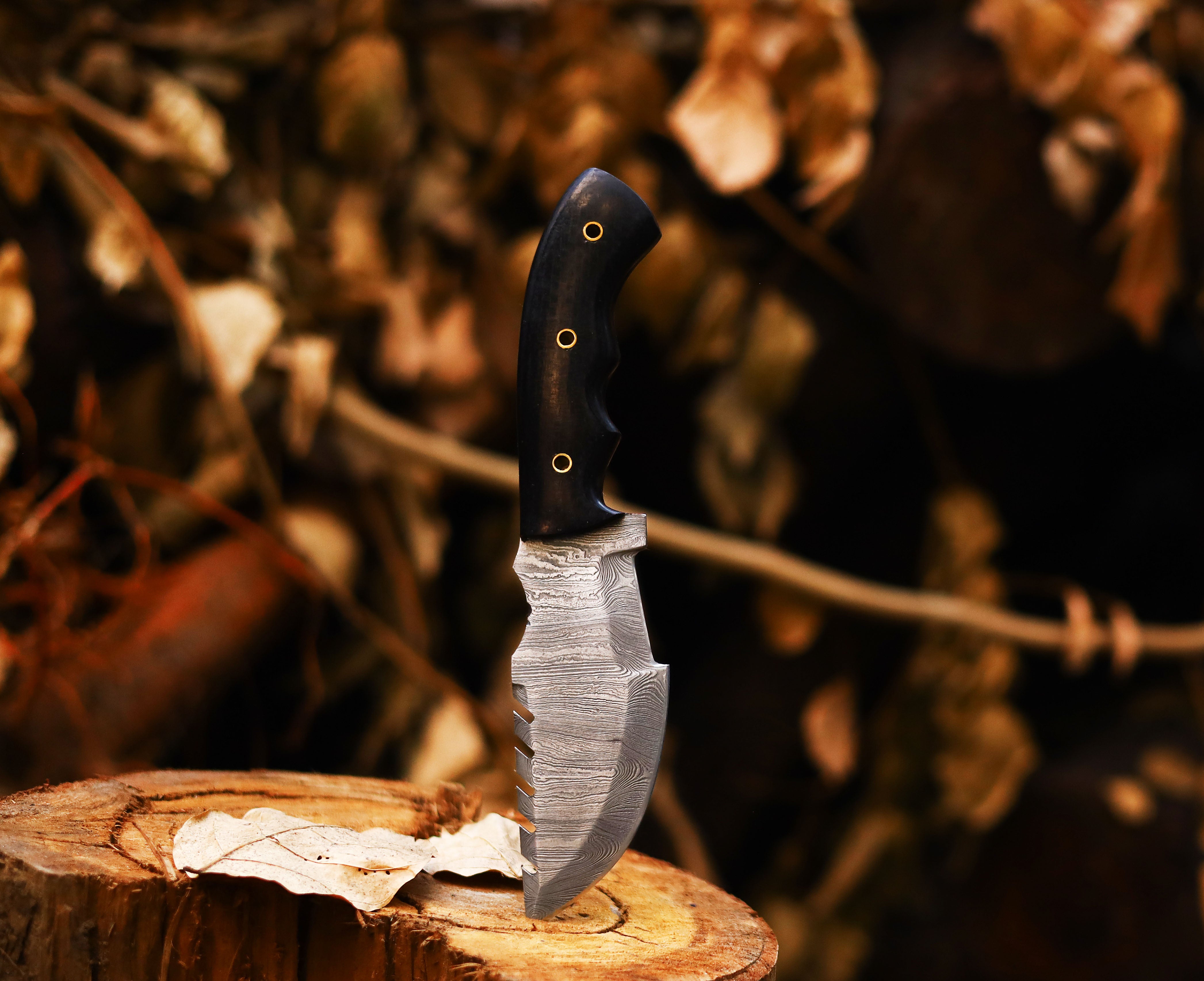 Handmade Damascus Steel Hunting Knife - Exquisite Craftsmanship for Precision and Elegance